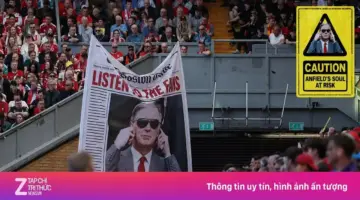 جماهير ليفربول تتظاهر ضد مالك النادي.